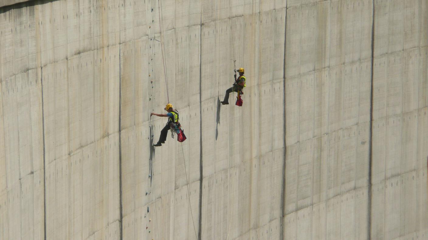 I soccorritori si calano per il salvataggio