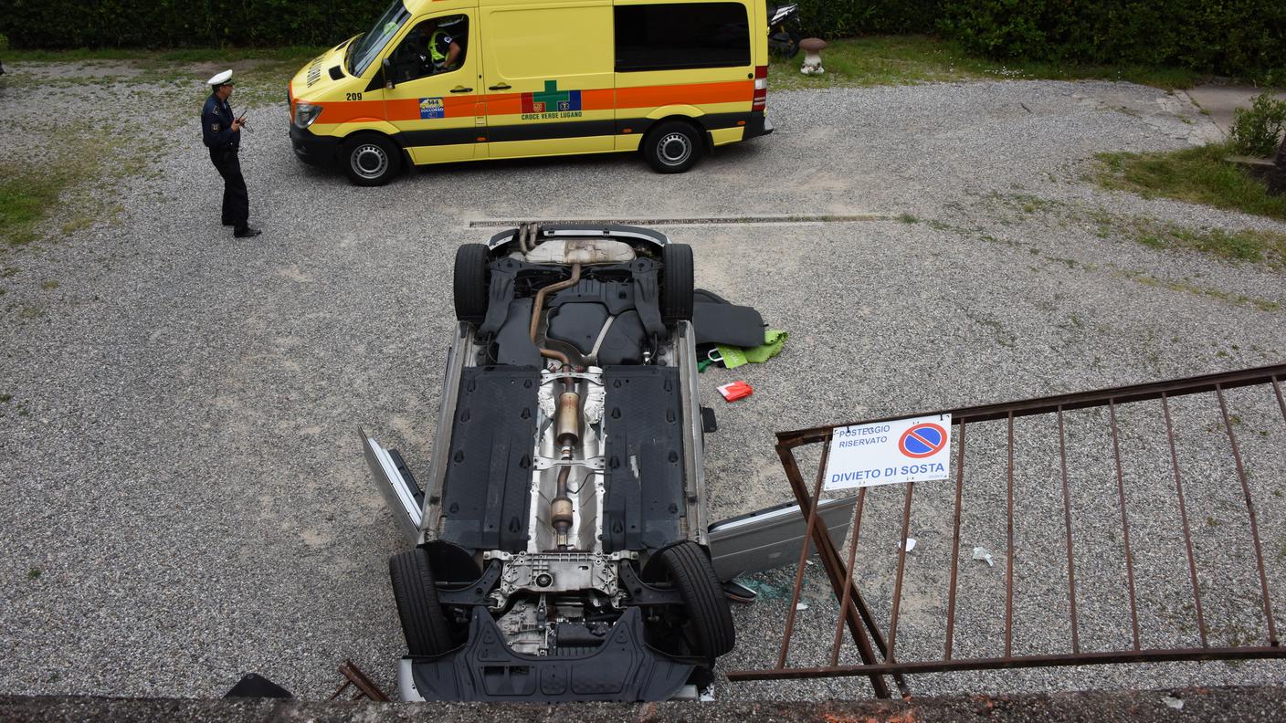 Una manovra sbagliata e l'auto si ribalta