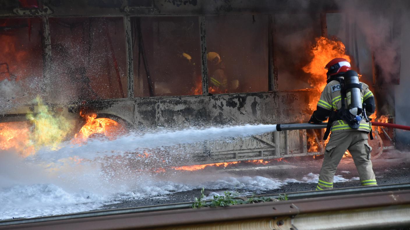 Al lavoro per spegnere le fiamme