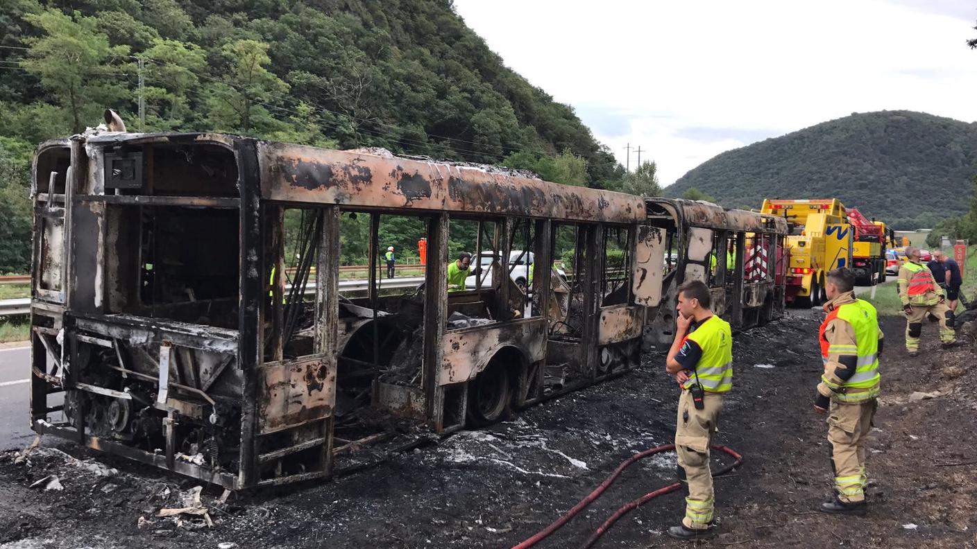 L'autobus distrutto dalle fiamme