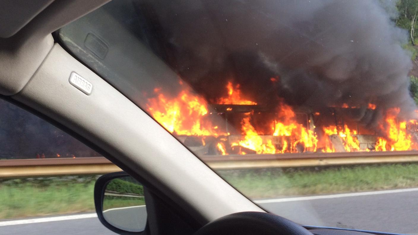 L'autobus avvolto dalle fiamme