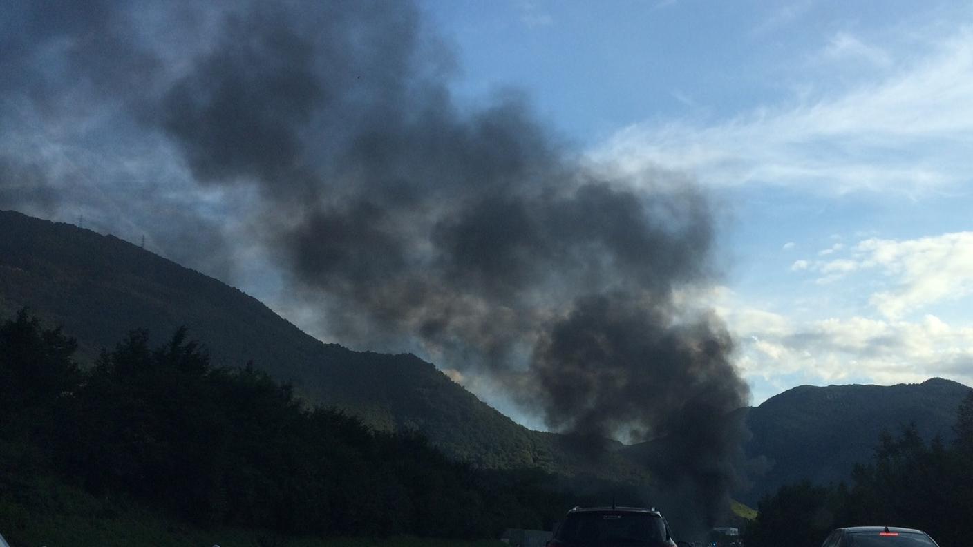 L'autobus avvolto dalle fiamme