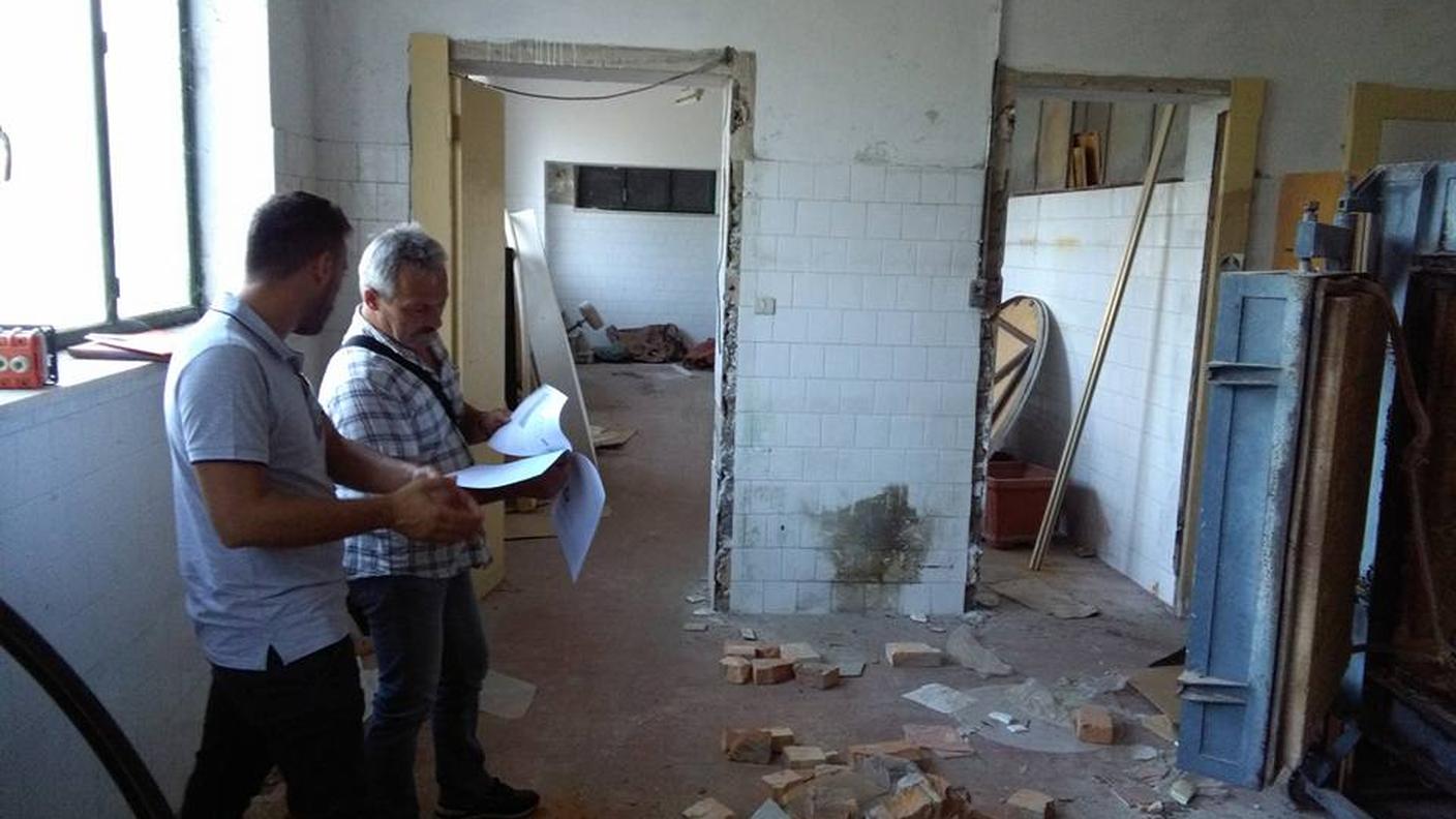 Il comandante Raffale Dadò in un ex bottega che verrà adibita a centro di soccorso