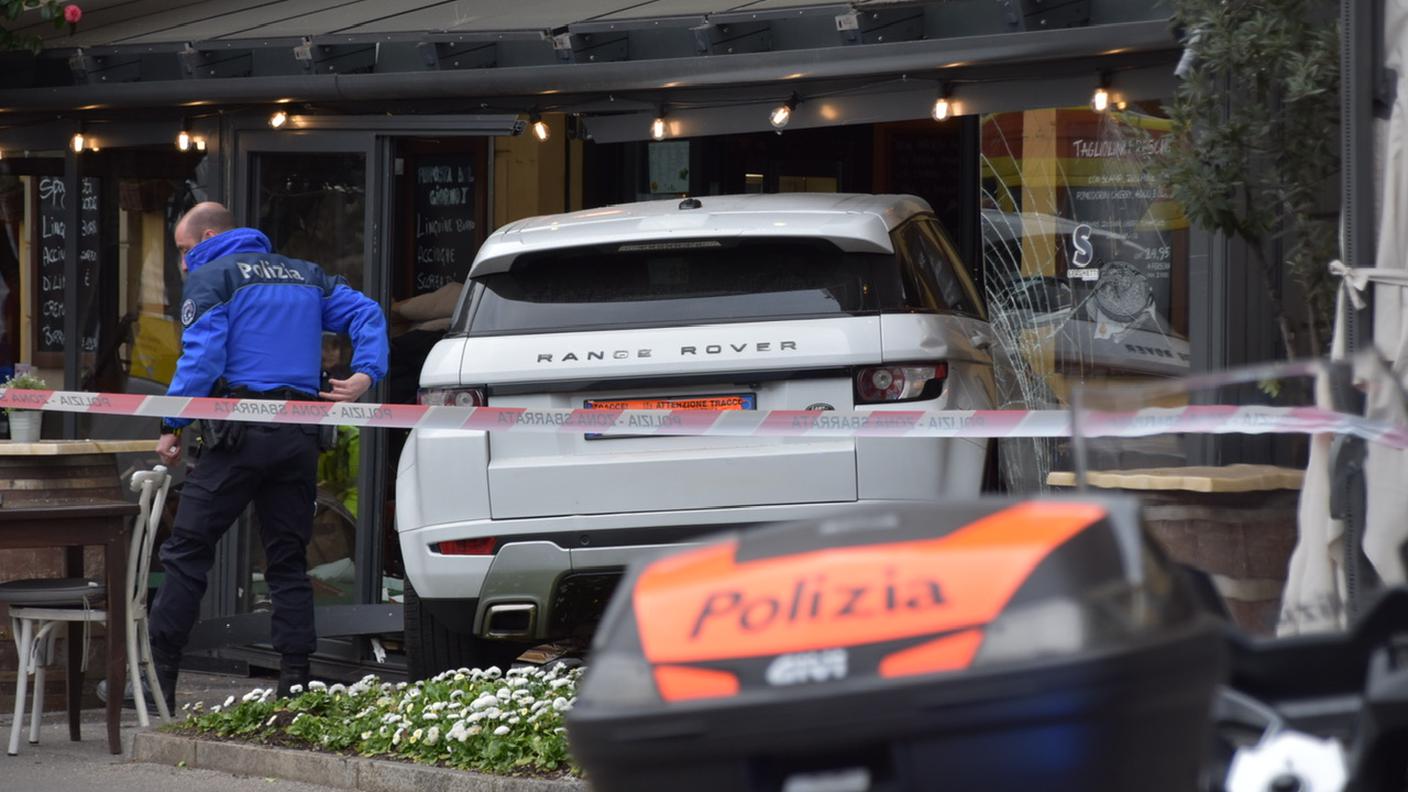 auto contro i tavoli di un ristorante sul lungolago di Lugano