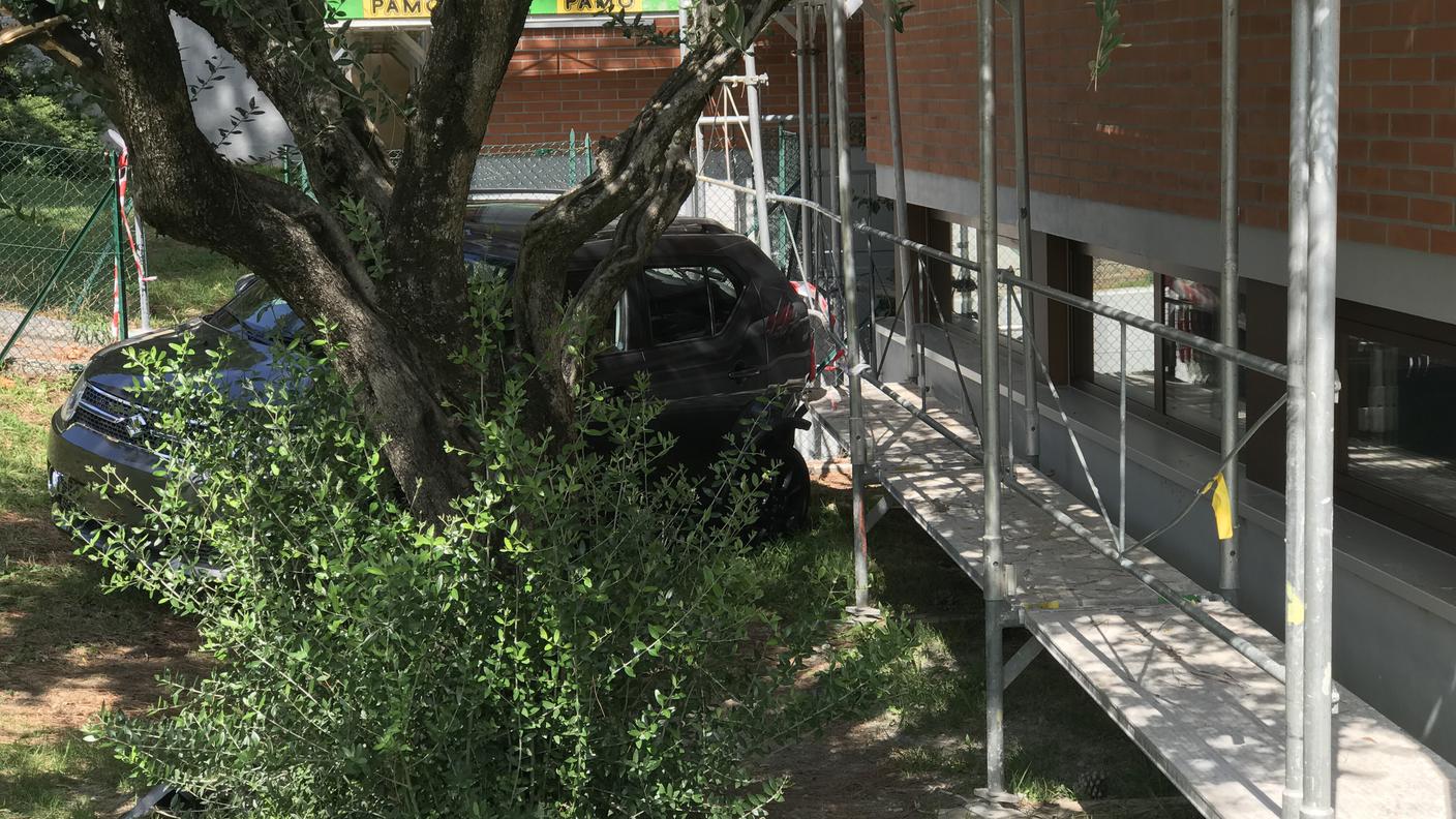 L'auto finita addosso all'Istituto scolastico di Melide