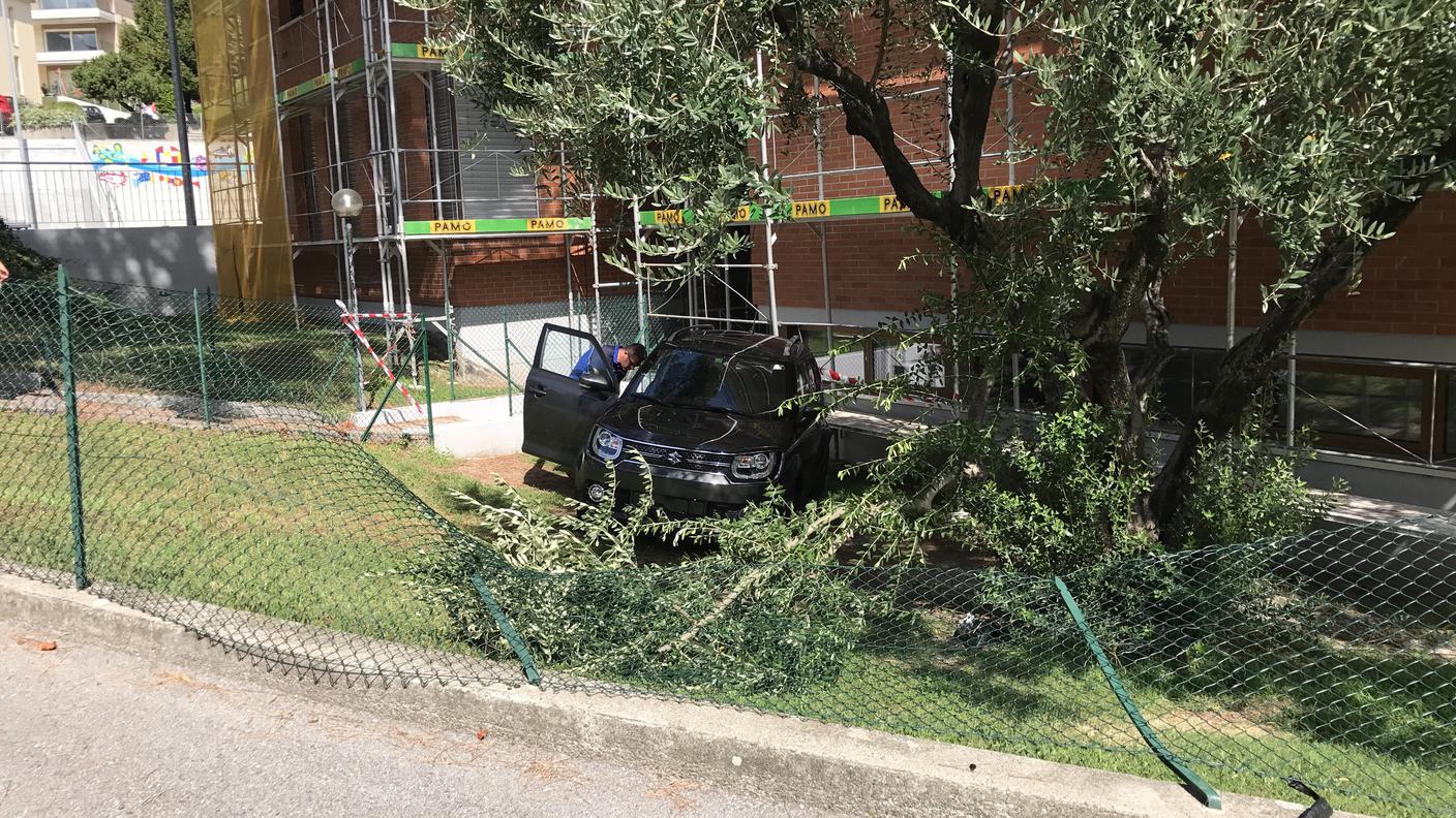 Sbaglia la manovra e finisce addosso allo stabile delle scuole