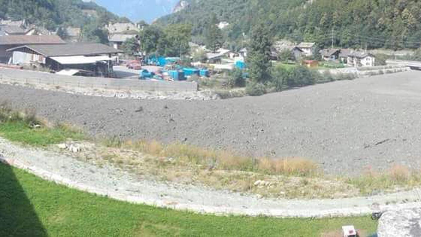 Il bacino di contenimento a valle, con il materiale raccolto dal Pizzo Cengalo