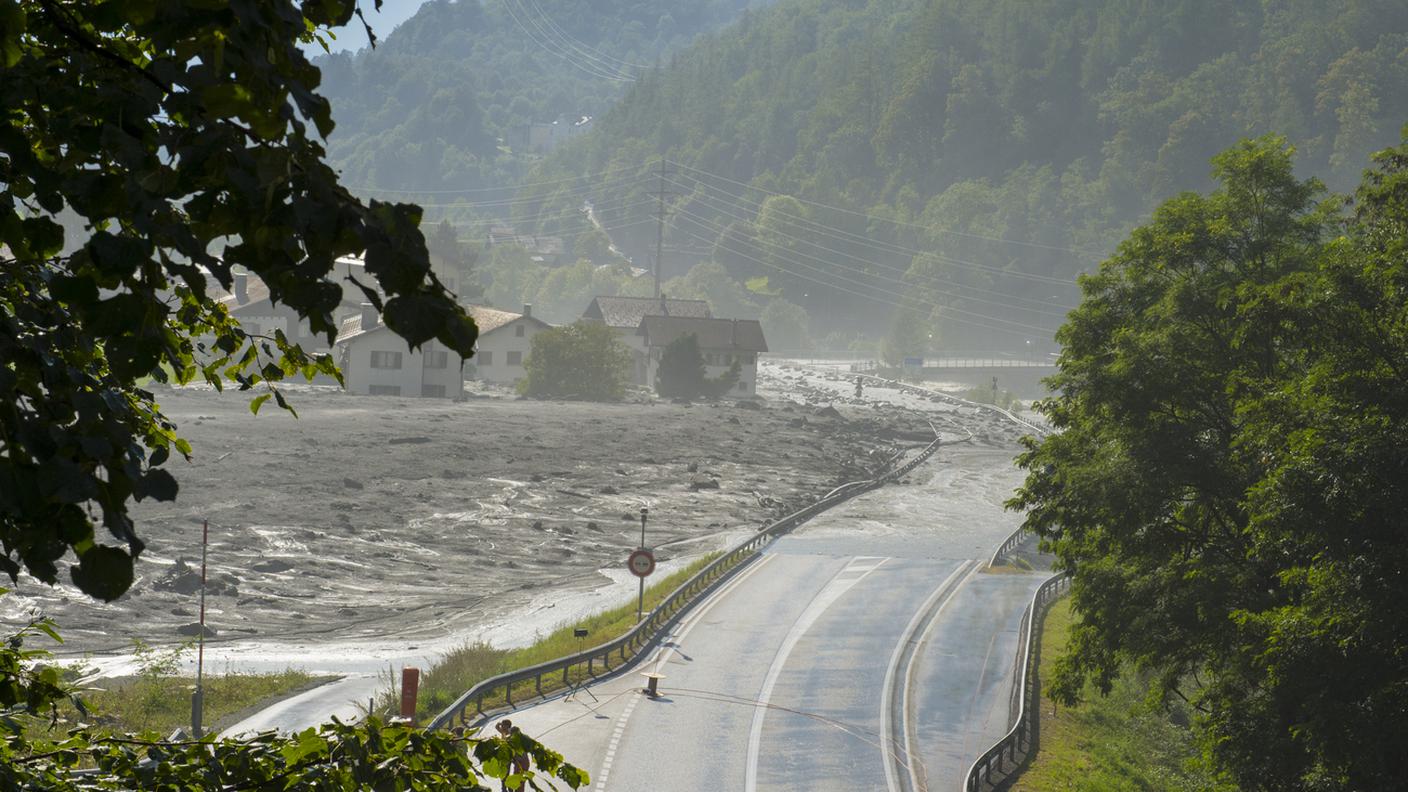 La strada cantonale è stata distrutta dalla frana