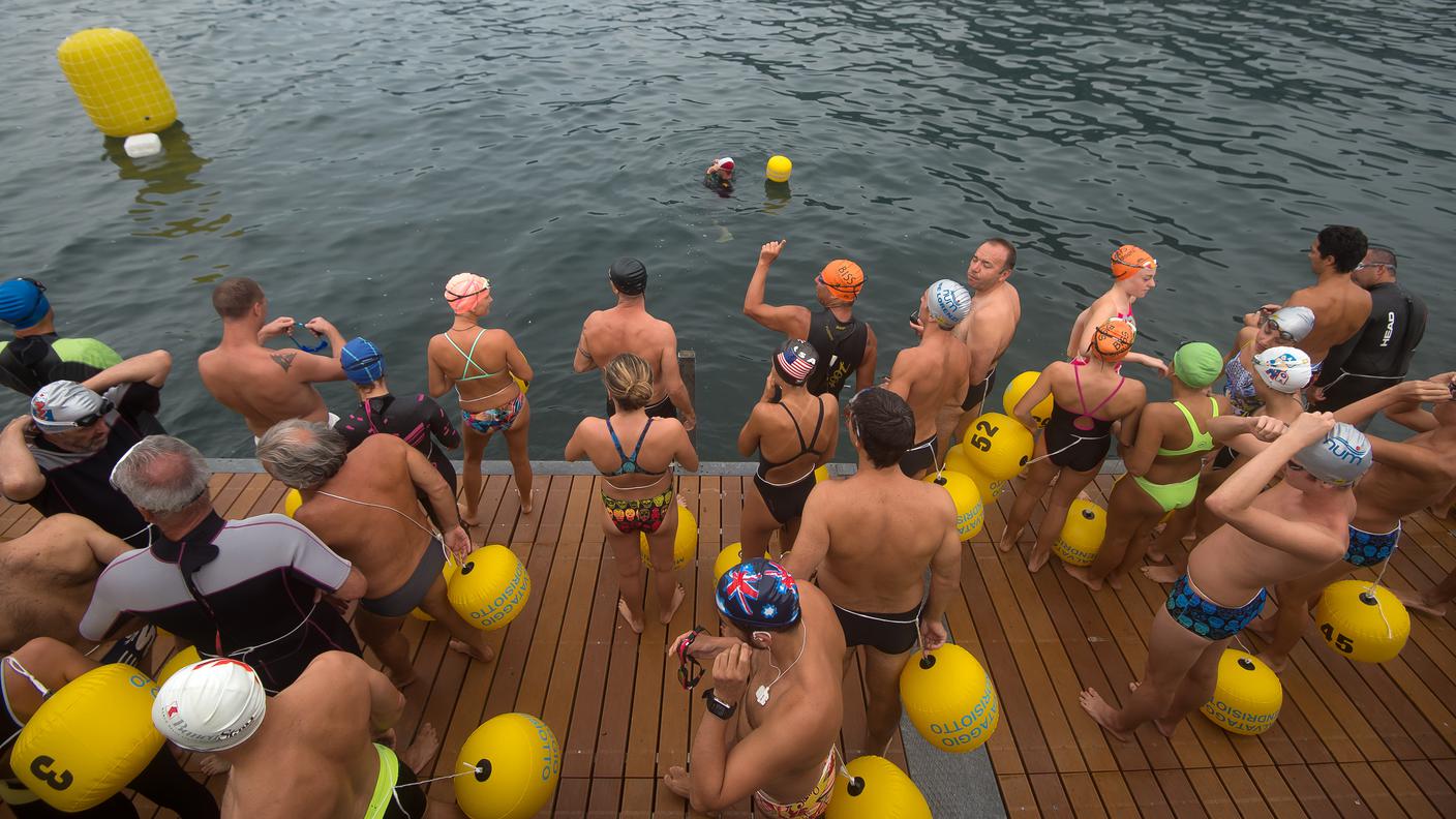 Il momento prima della partenza, sul pontile dell'enclave italiana
