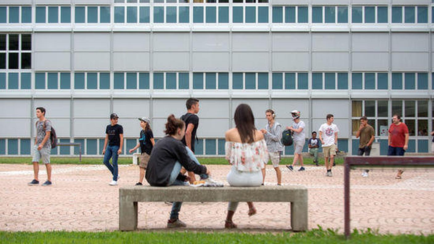 Studenti nel piazzale della scuola di Trevano durante la pausa