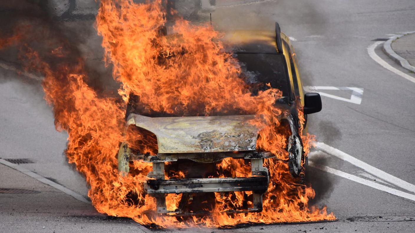 L'auto ha preso fuoco mentre si trovava sulla strada cantonale a Mezzovico