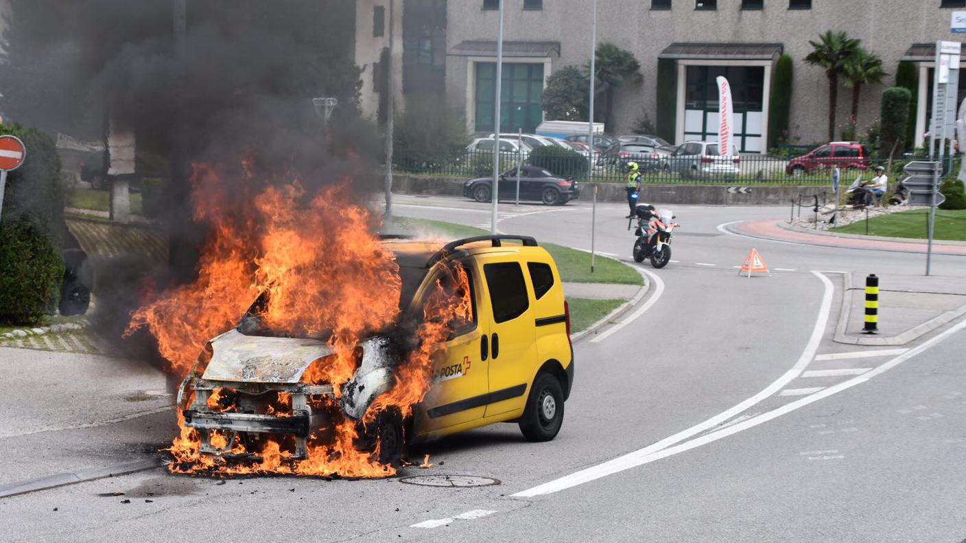 L'auto ha preso fuoco mentre si trovava sulla strada cantonale a Mezzovico
