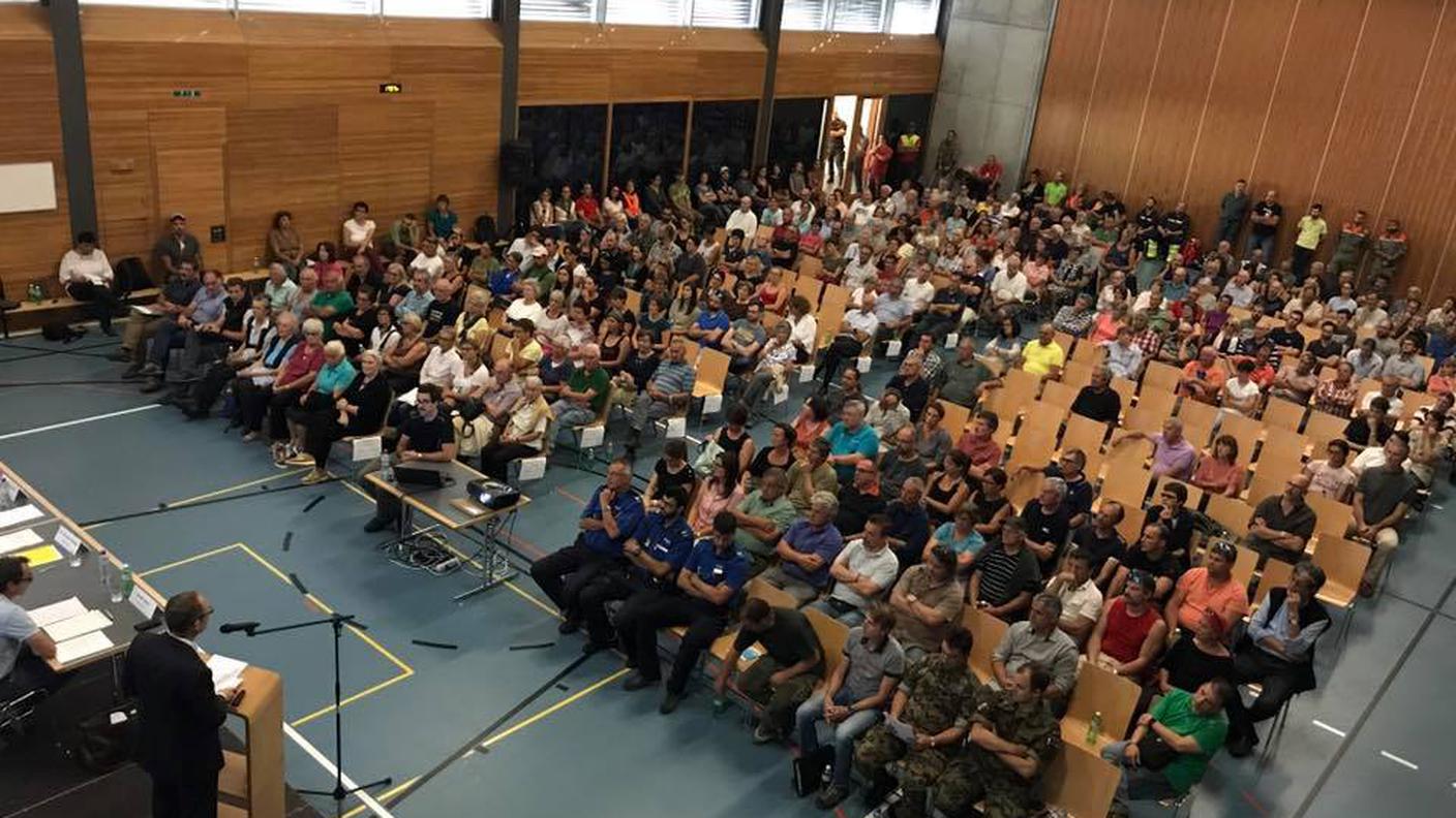 La popolazione della Bregaglia, e in particolare di Bondo, riunita a Vicosoprano