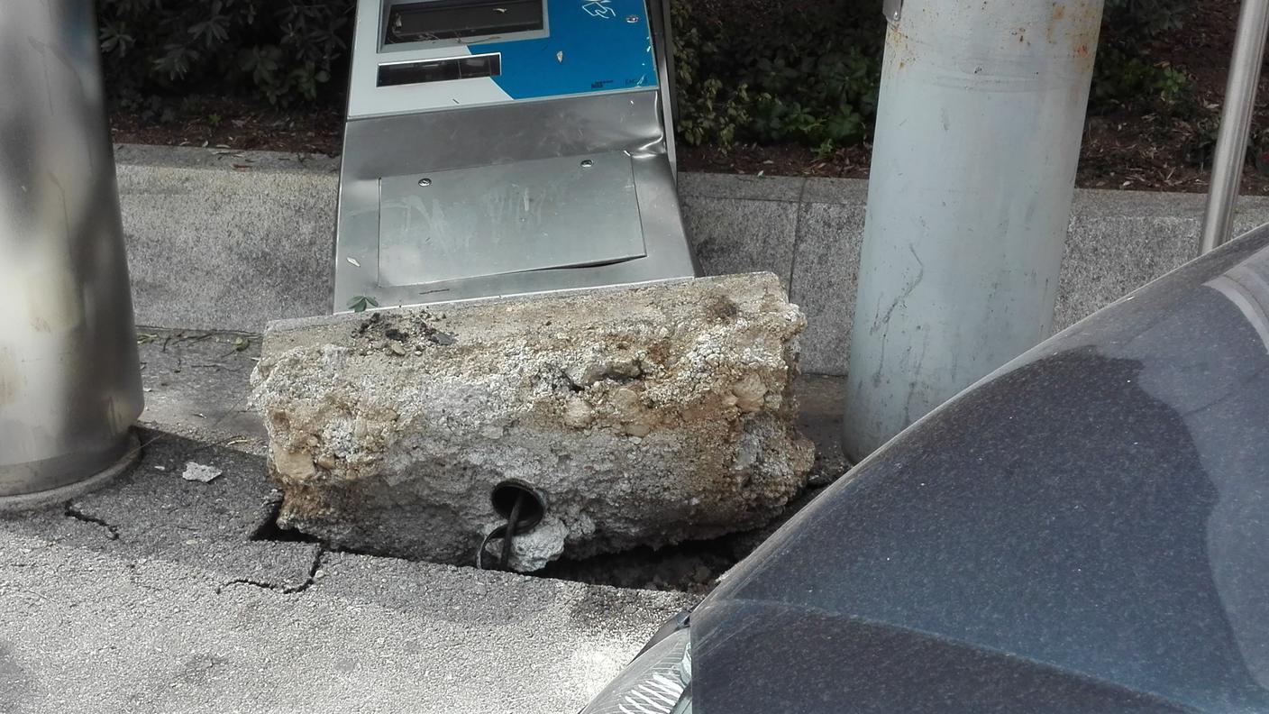 Il distributore danneggiato dalla vettura