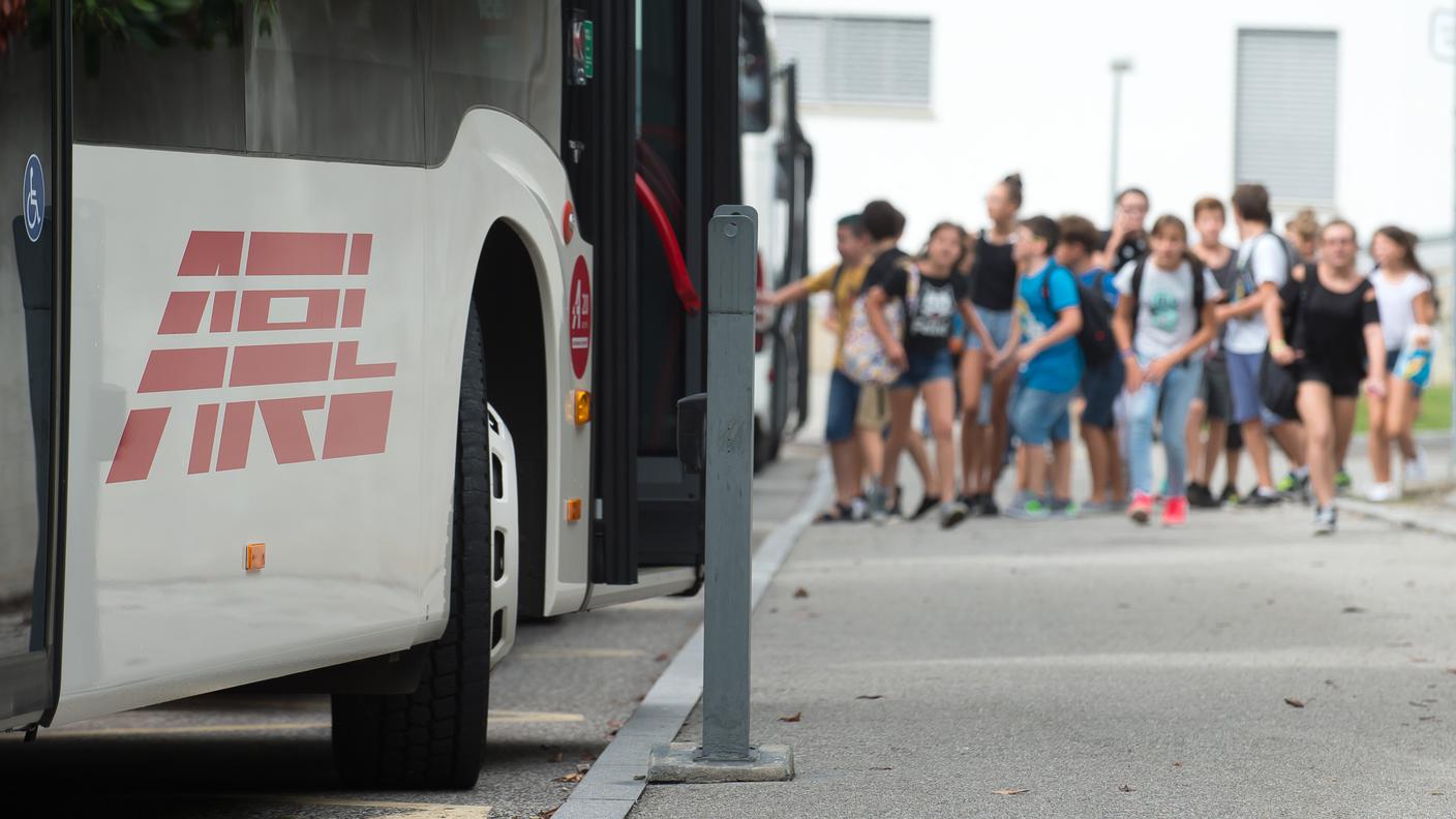 Lunedì erano presenti nove bus, di tre ditte diverse, all'uscita degli scolari