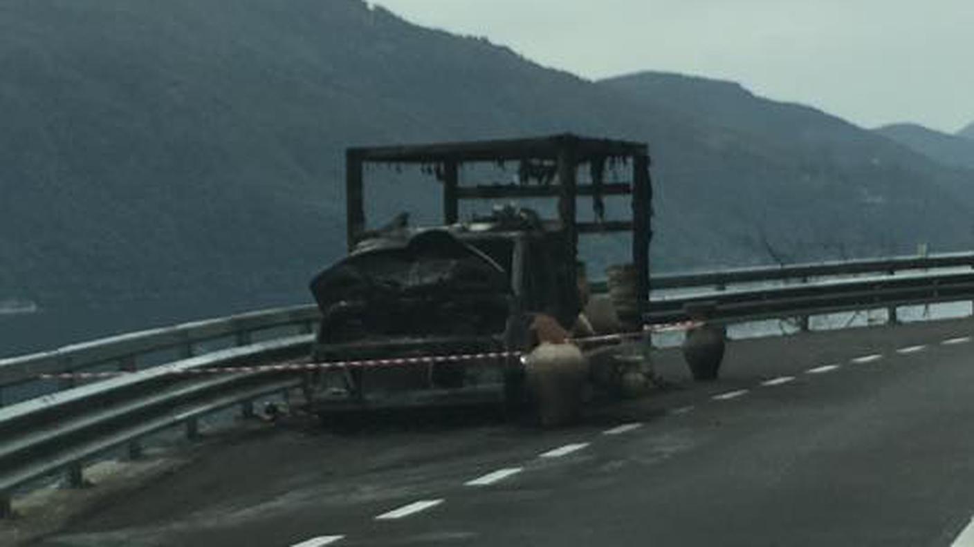 Quel che resta di uno dei due furgoni distrutti dalle fiamme