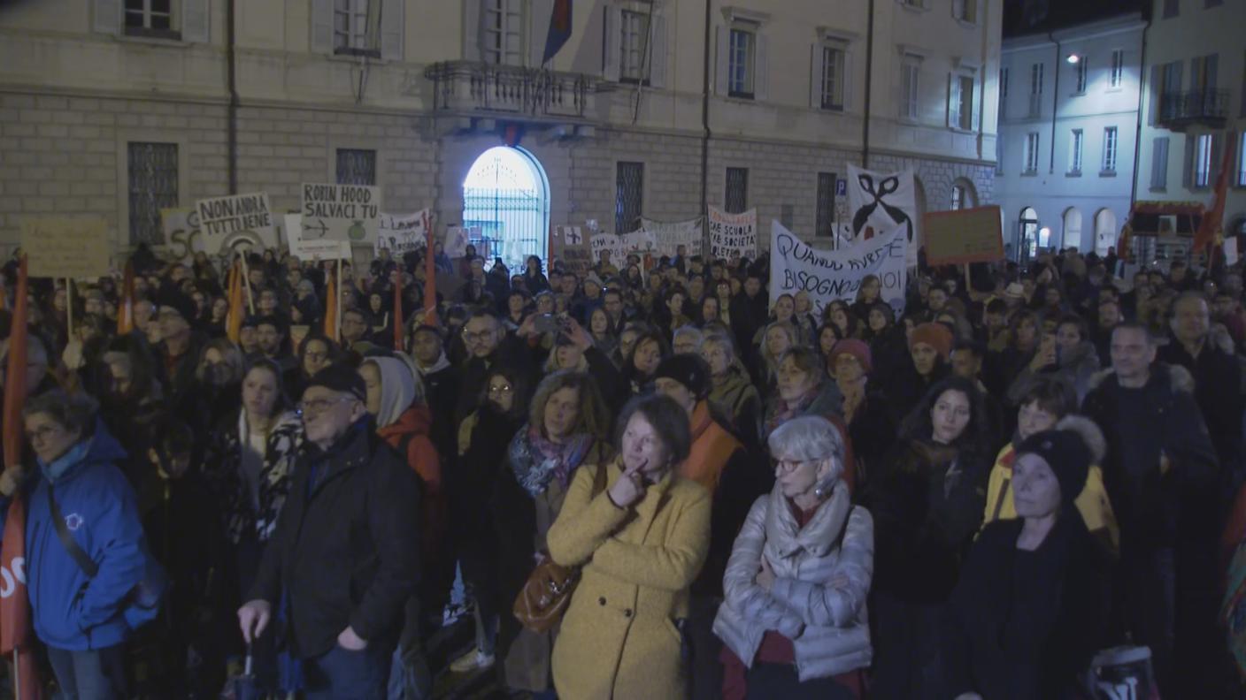 La piazza tra striscioni e manifestanti.jpg