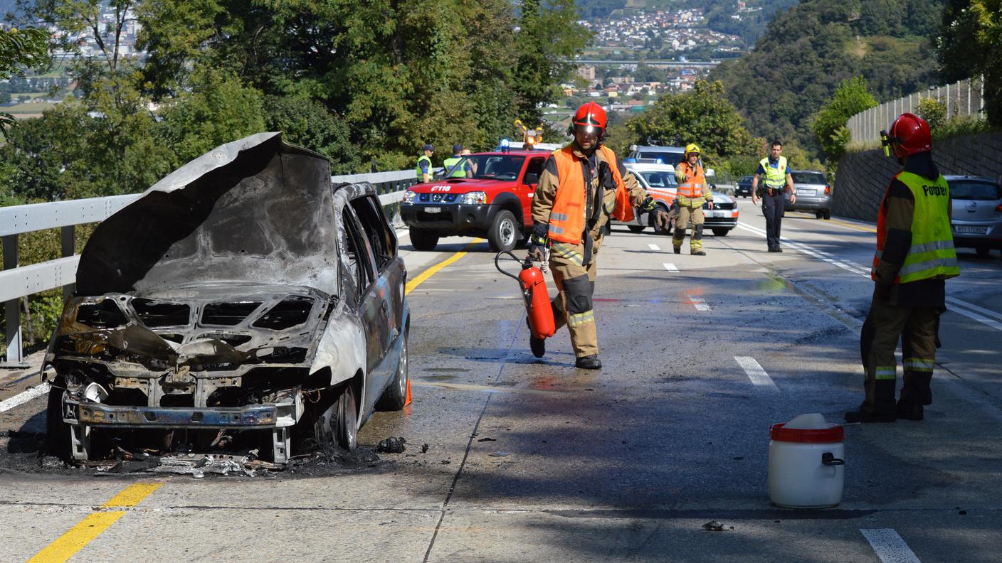 L'auto ha preso fuoco intorno alle 14.15