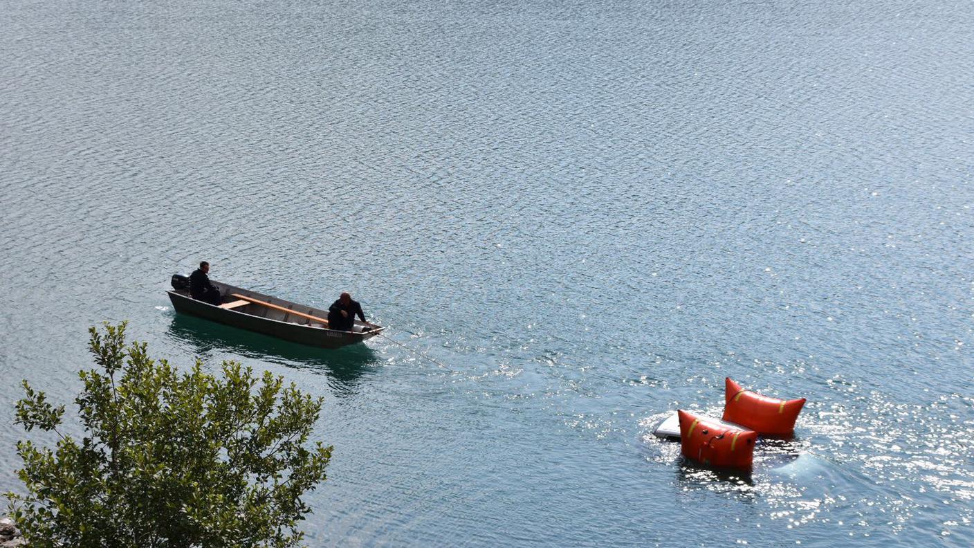 L'auto torna a riva