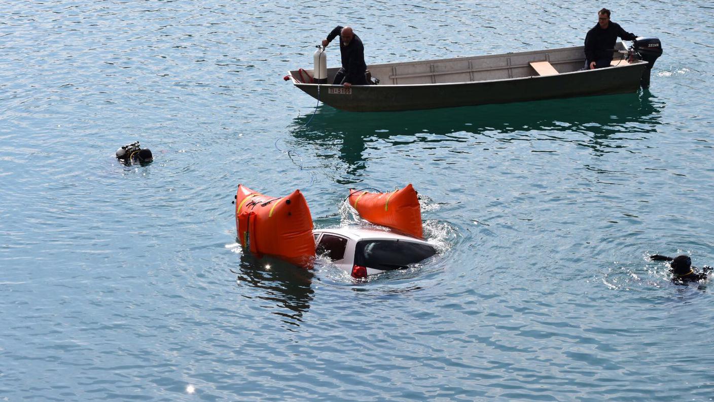 L'auto torna a riva