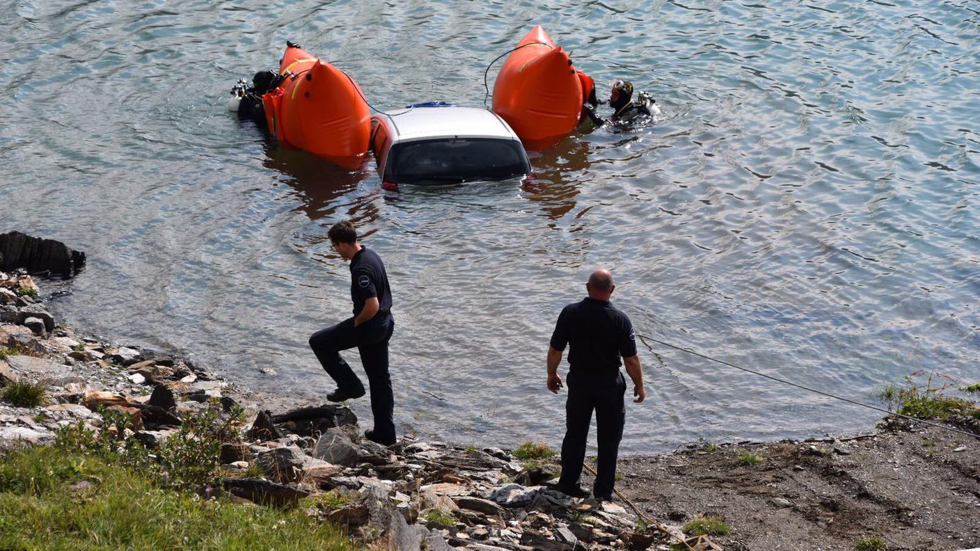 L'auto torna a riva