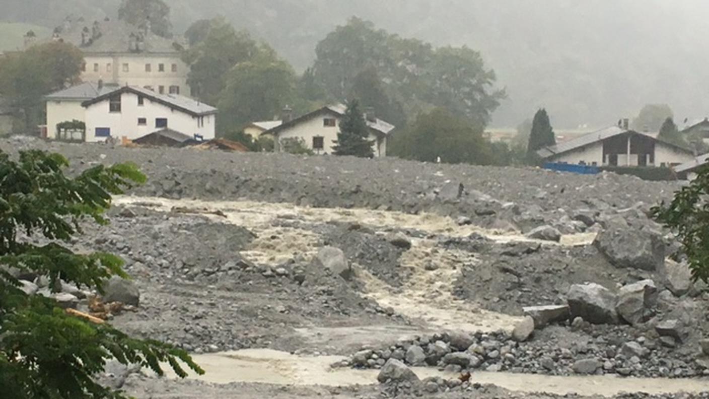 L'argine provvisorio del torrente Bondasca si sta rompendo