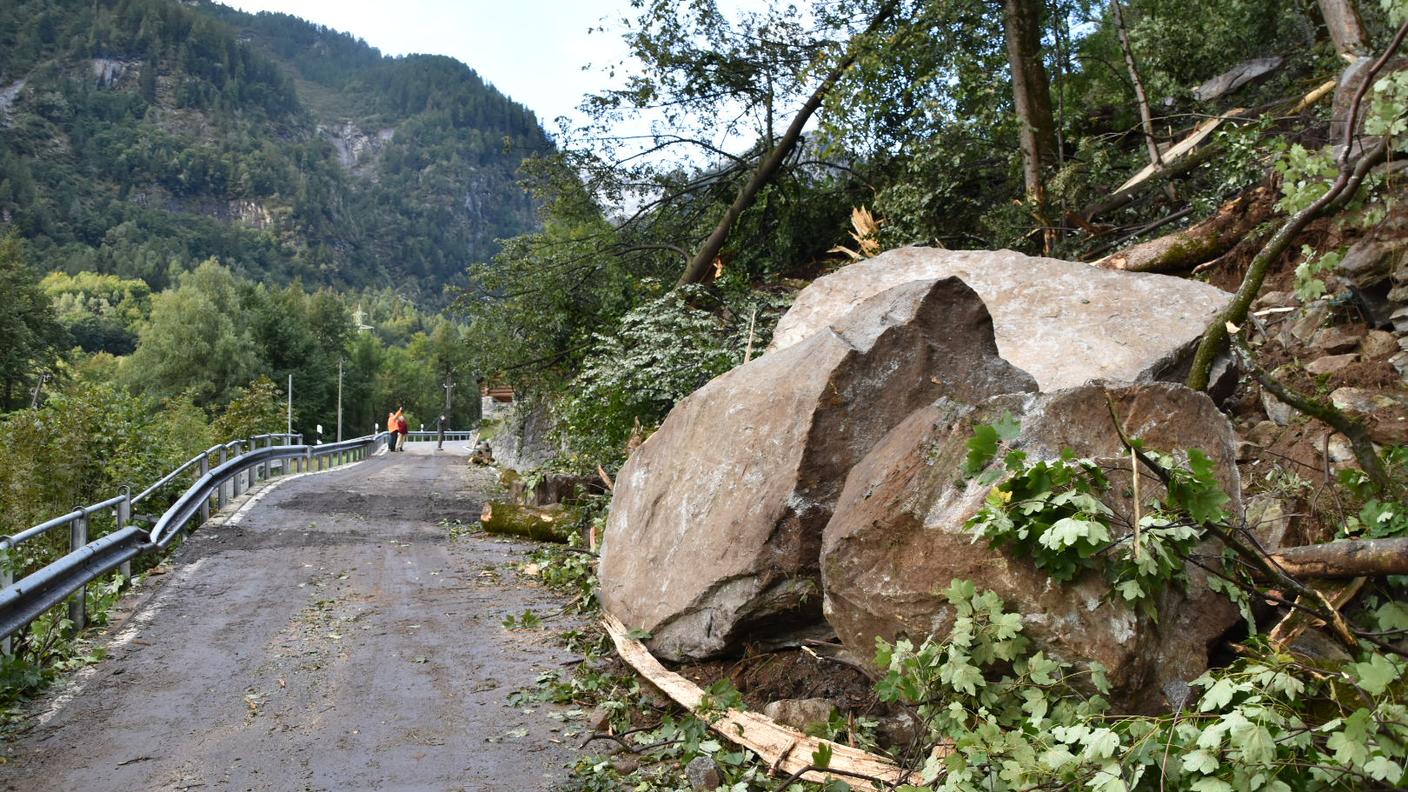 Grossi massi sulla strada