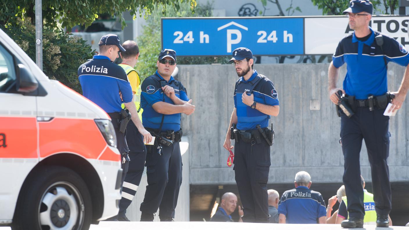 La polizia sul luogo del delitto di fine giugno