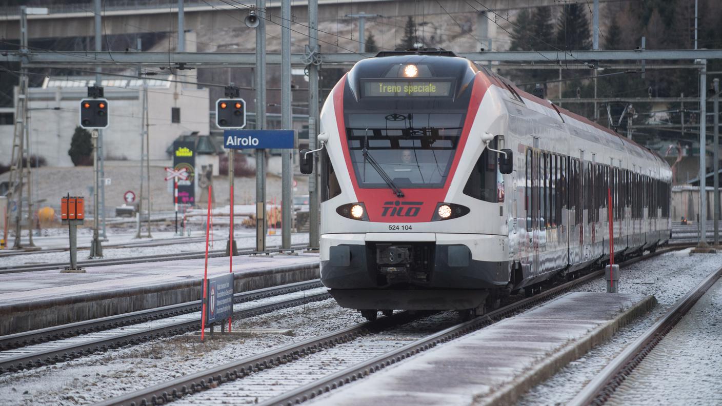 Un treno fermo in stazione ad Airolo