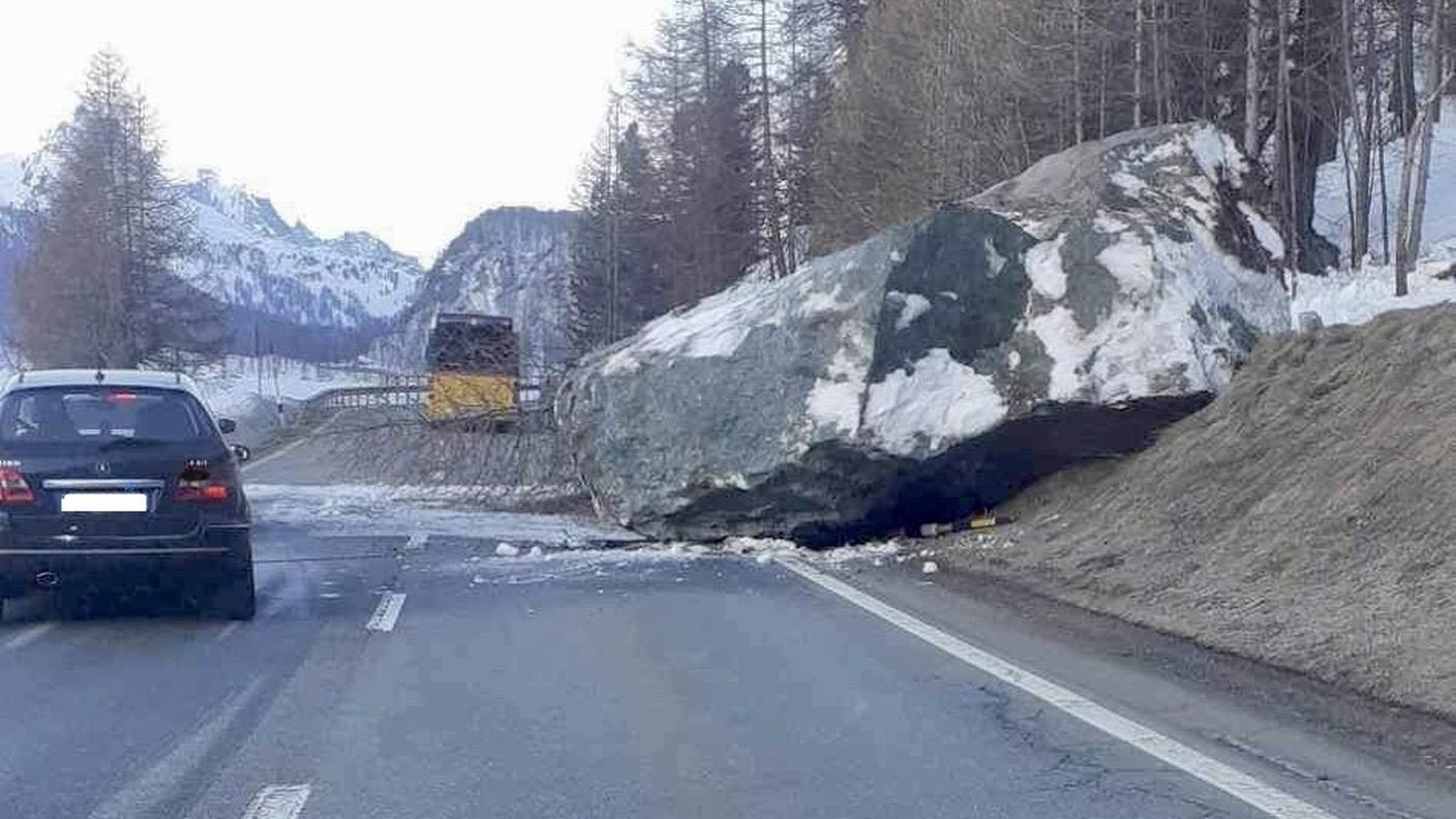 Le immagini della strada dopo la caduta del masso