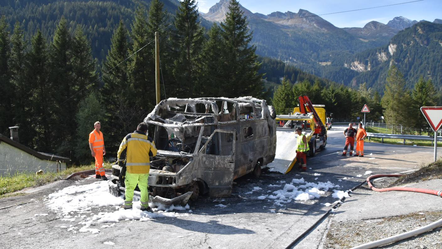 Il veicolo distrutto dalle fiamme
