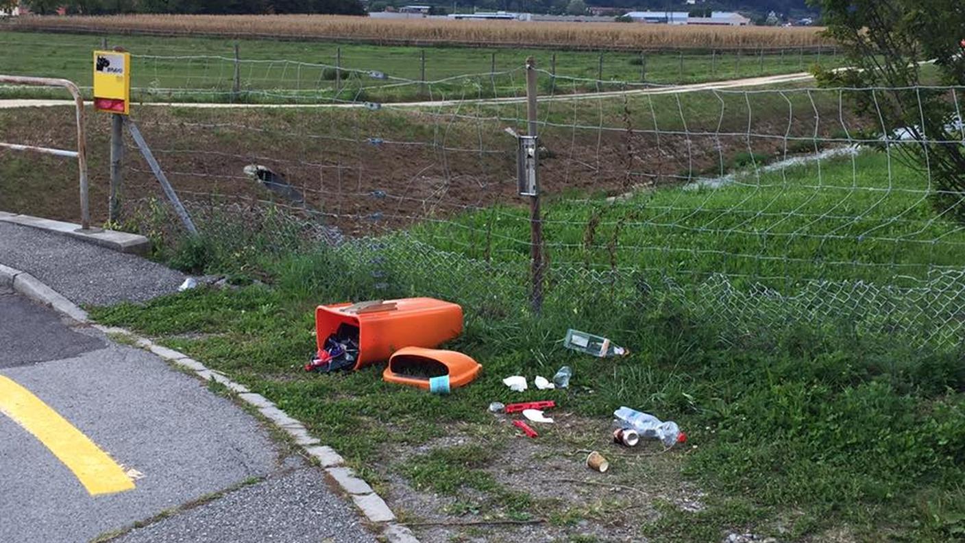 Un contenitore per i rifiuti scardinato e svuotato sul terreno a Mendrisio