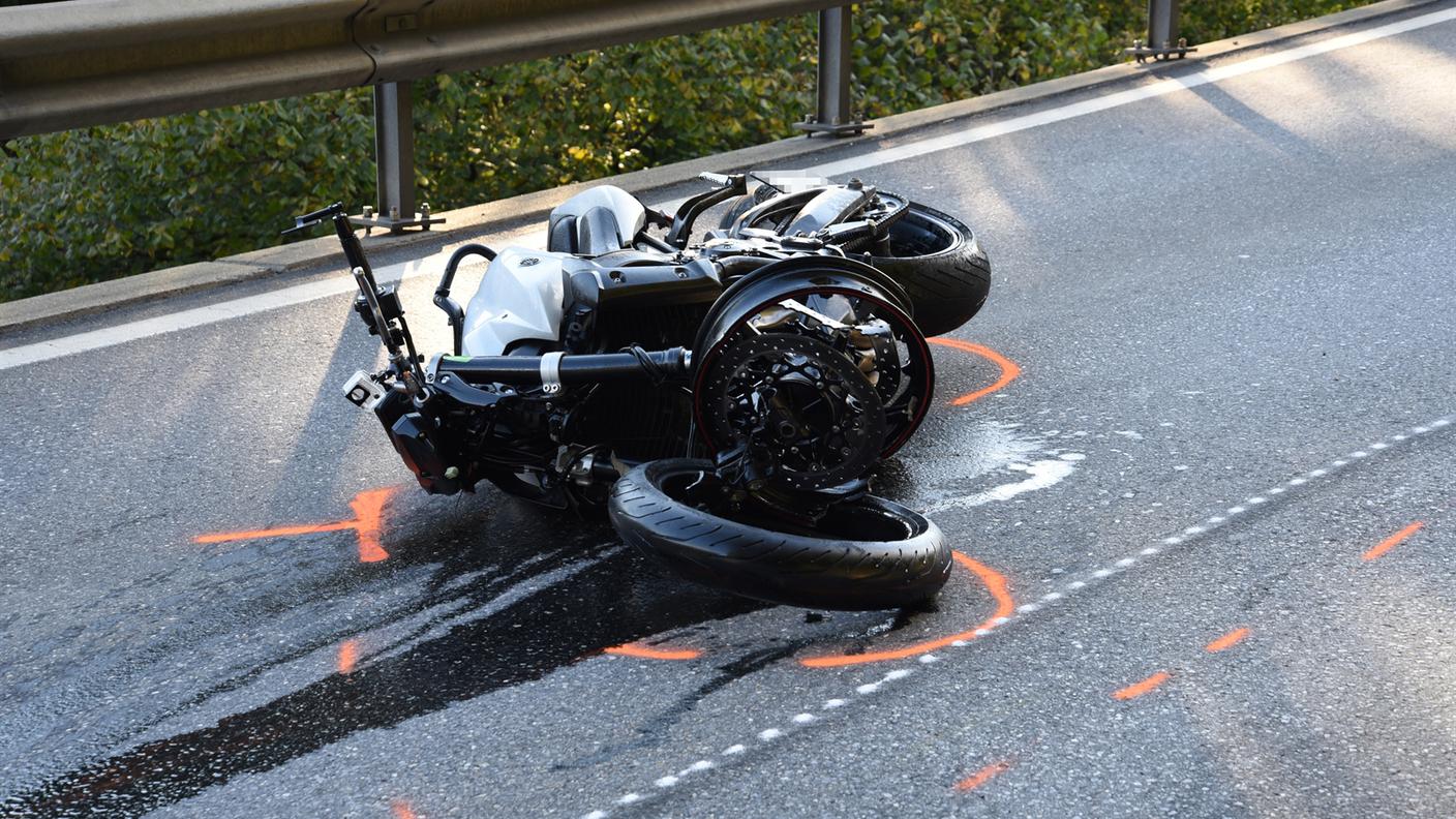 La motocicletta andata distrutta nell'incidente sulla strada dell'Oberalp