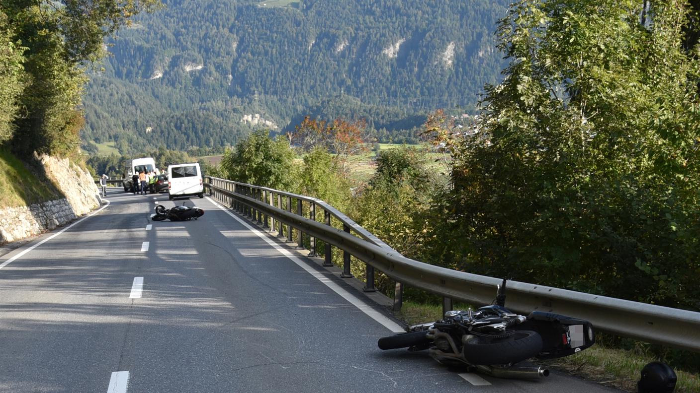 Il tratto di strada dove è avvenuto l'incidente con le due moto coinvolte
