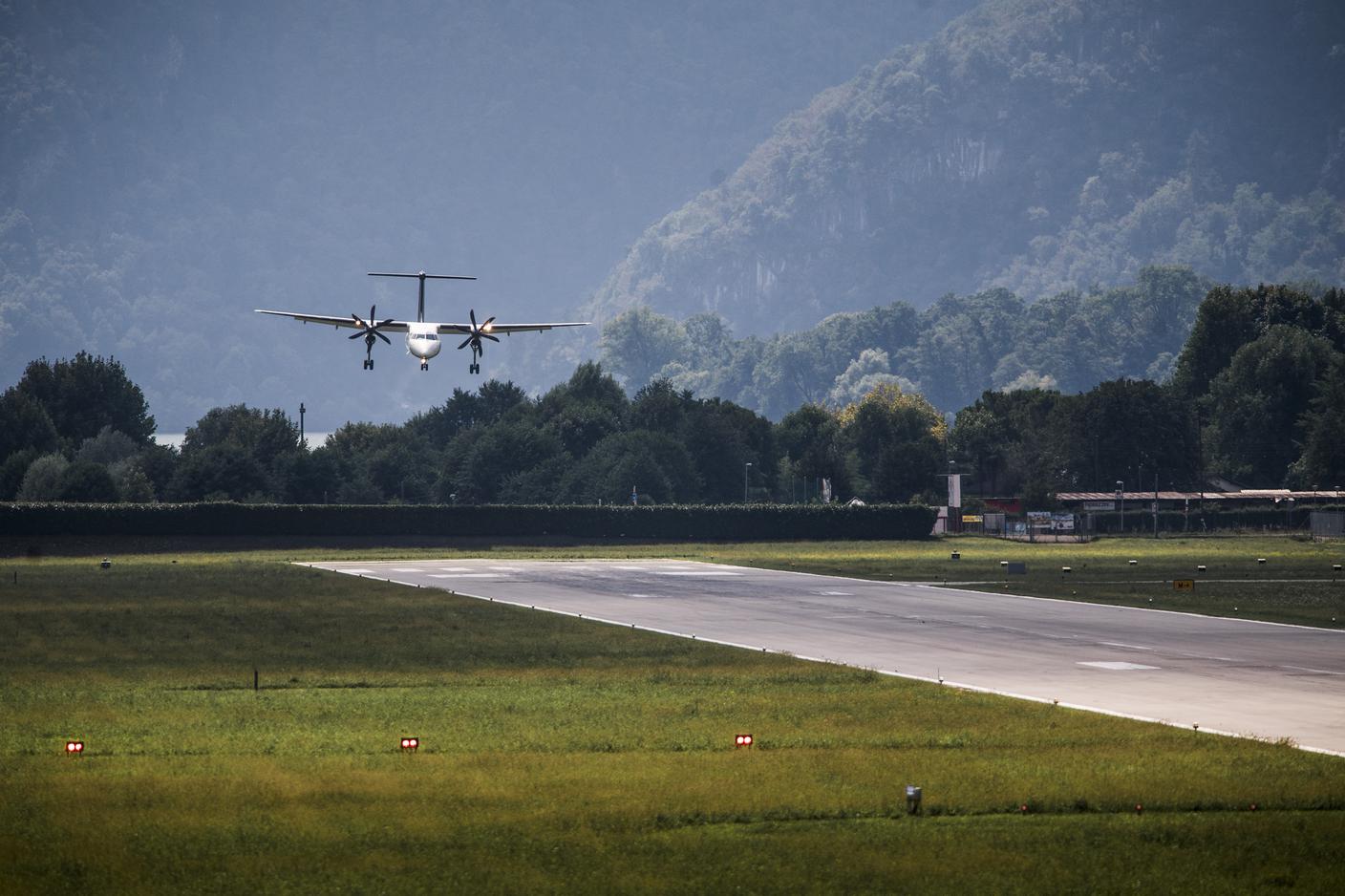 Avvicinamento in pista a Lugano Airport.jpg