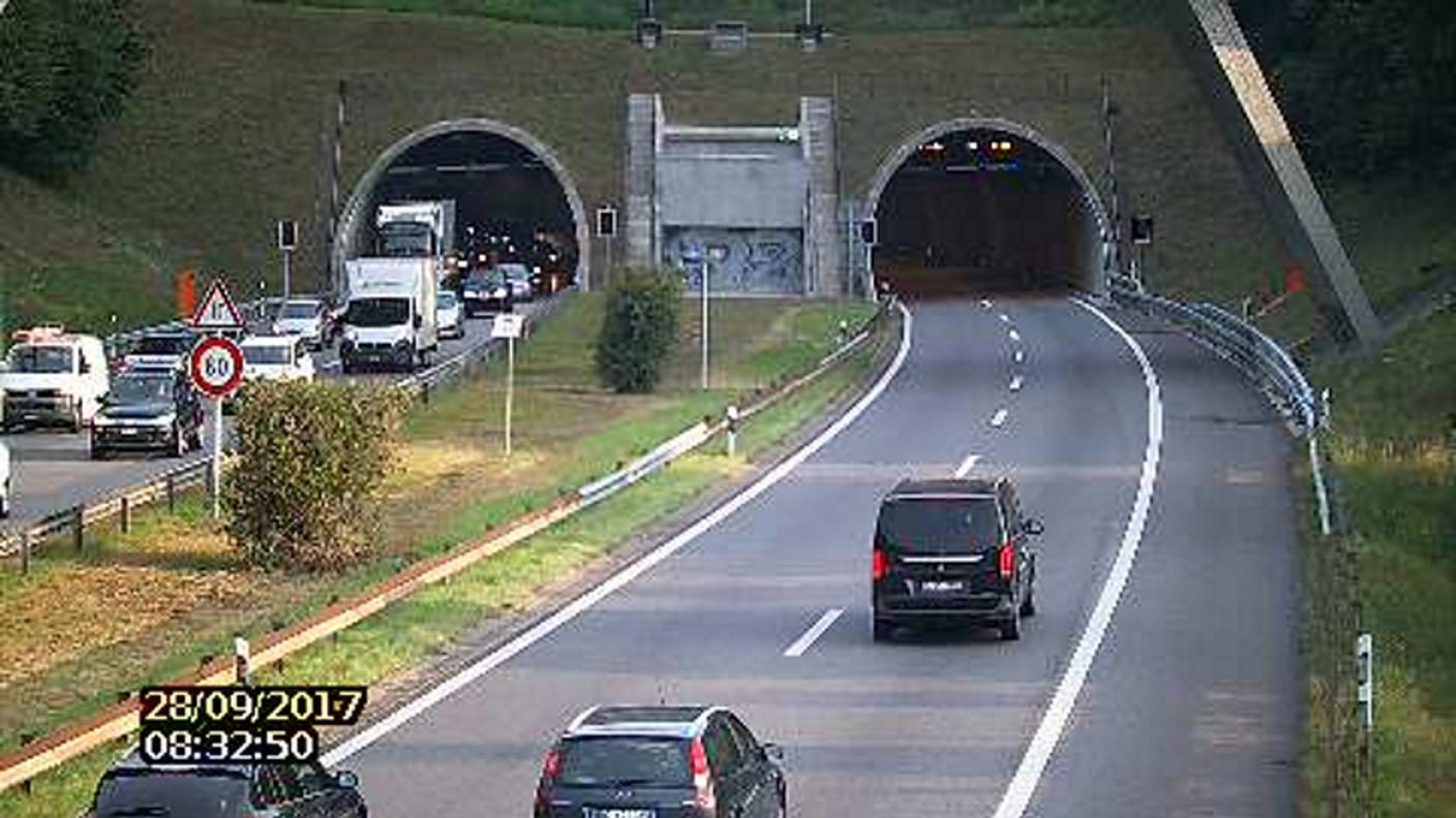 La coda in autostrada si estende da Lugano Nord fino a oltre il Dosso di Taverne