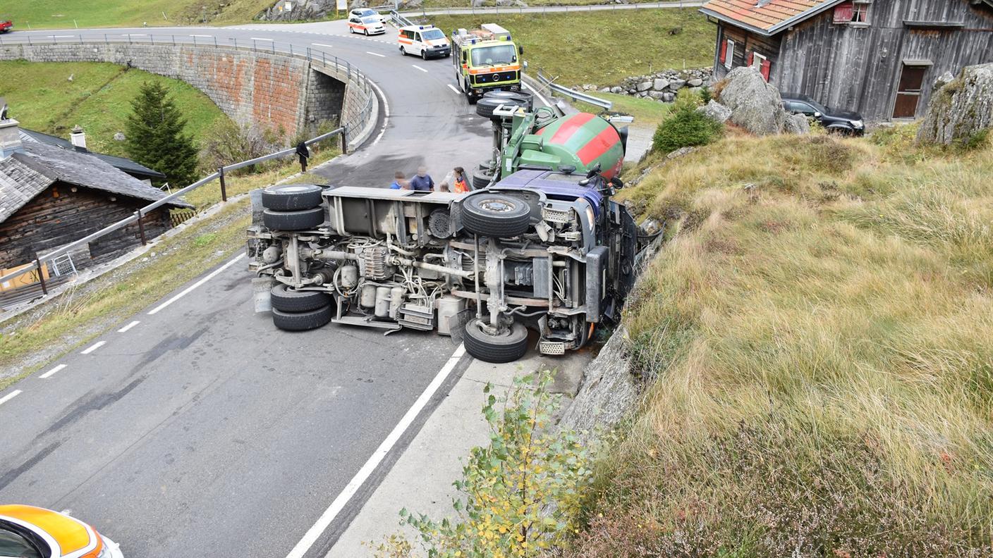 Il mezzo ha ostruito la strada del Passo del Lucomagno
