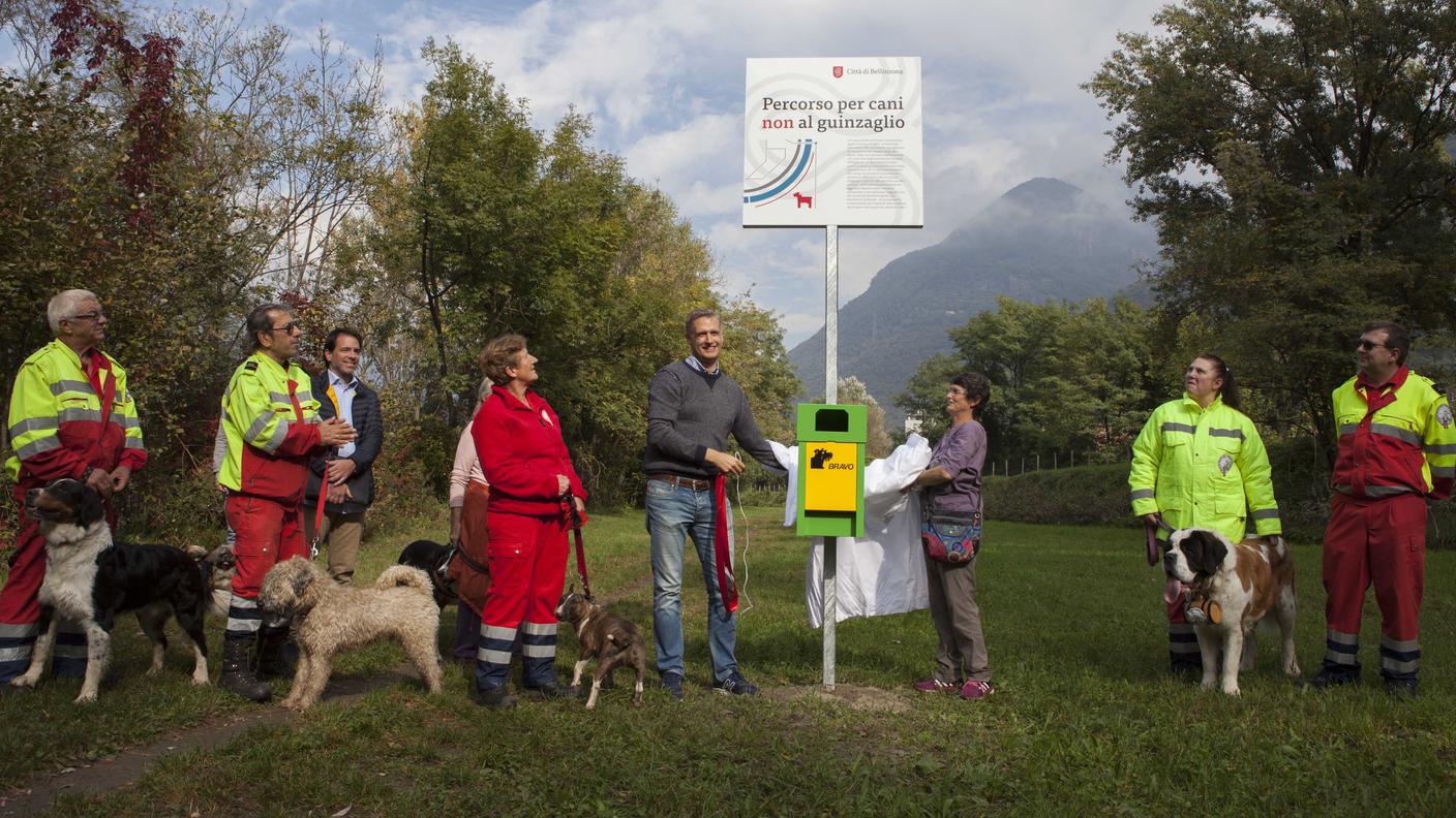 Il municipale Christian Paglia illustra la segnaletica del Dog Park