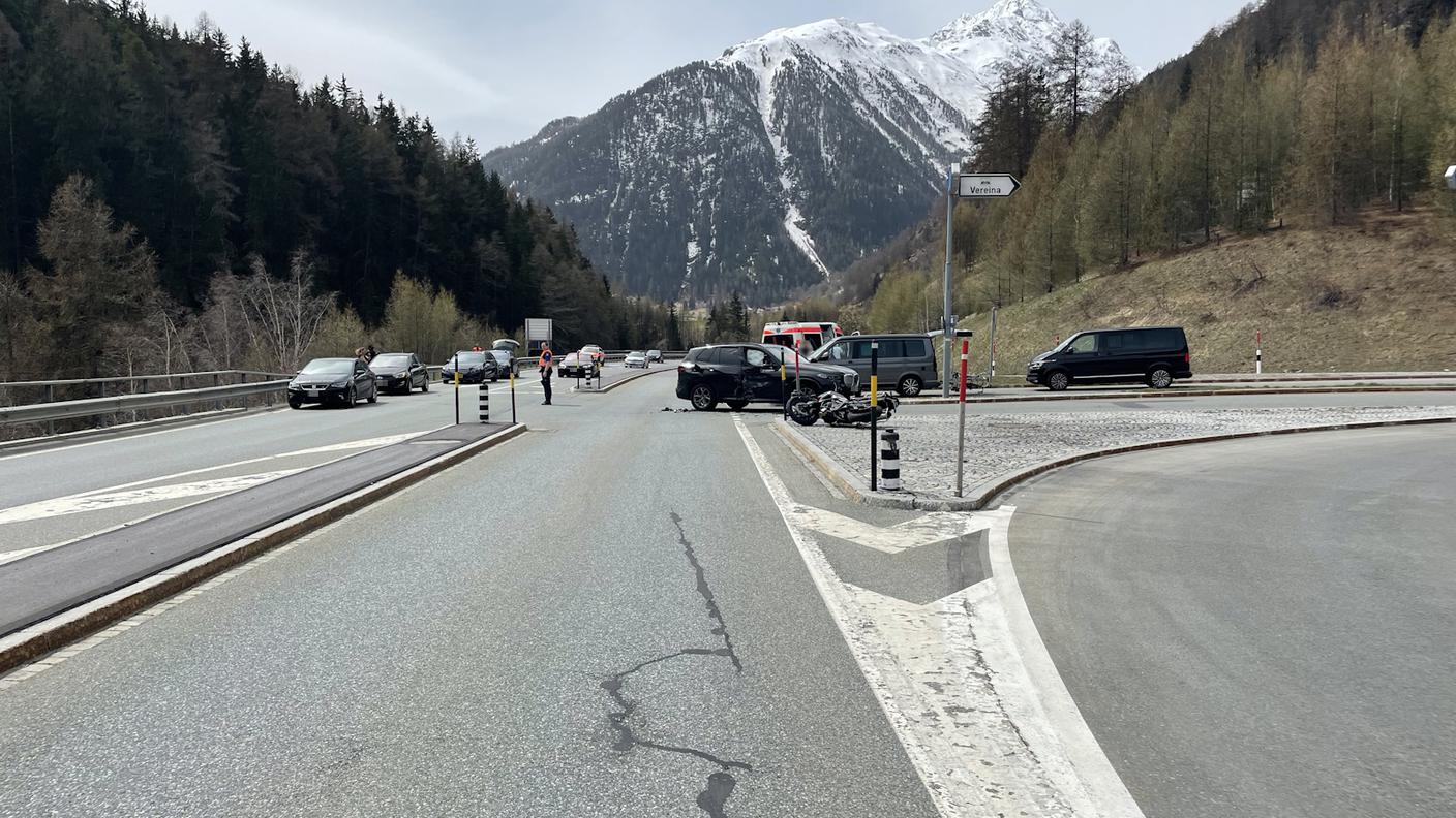 Motociclista a terra a Lavin (Zernez).jpg