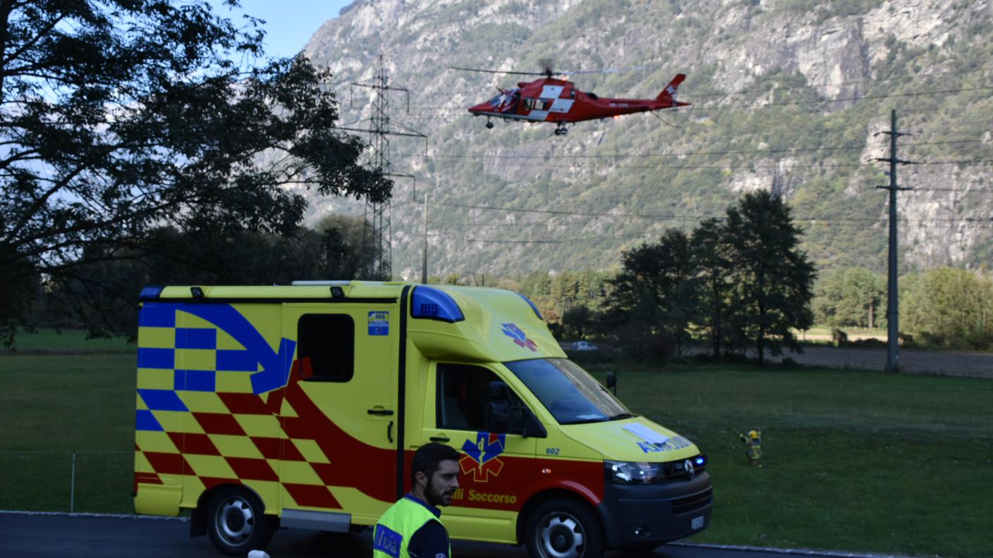 La conducente è stata trasportata in ospedale da un elicottero della REGA