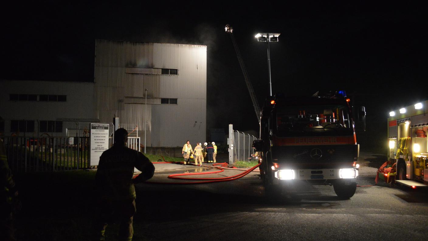 Il capannone in fiamme