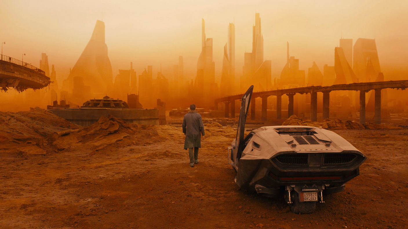 Una scena di Blade Runner, con Ryan Gosling e Harrison Ford fra i protagonisti