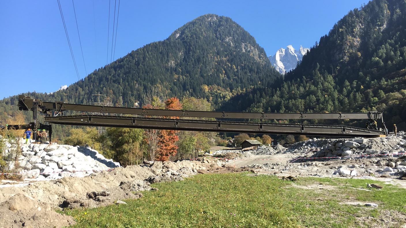 Durante la posa del ponte