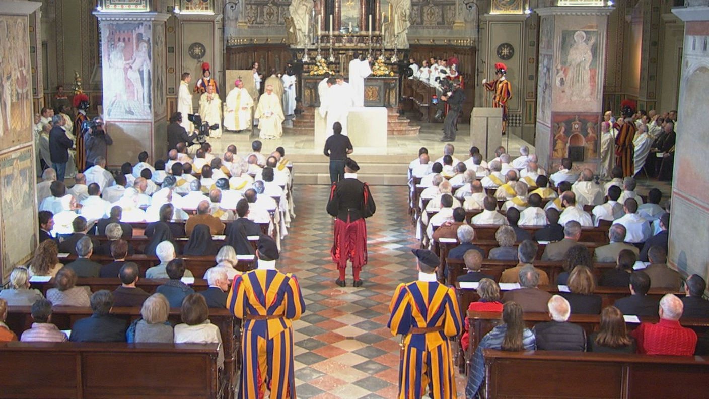 Una veduta d'assieme del presbiterio con altare, cattedra e ambone in pietra di Saltrio