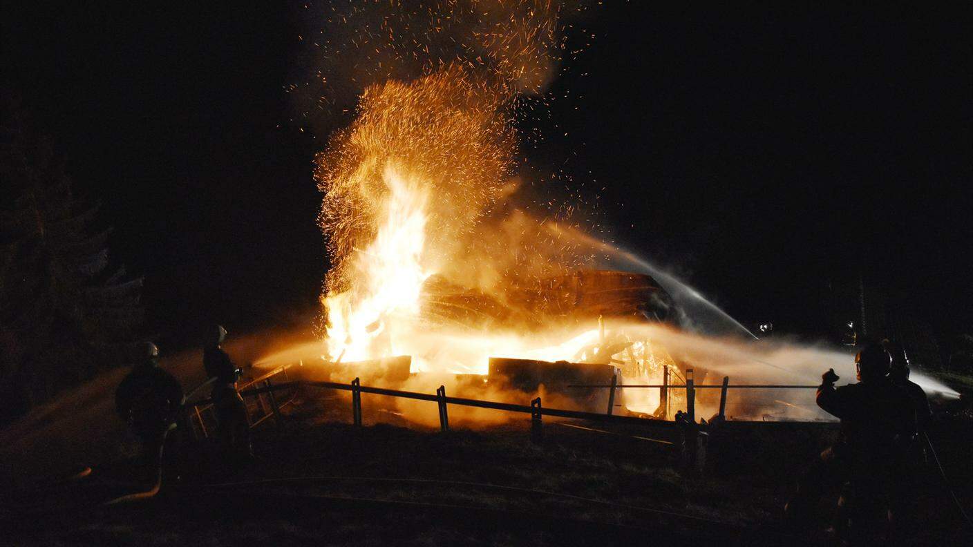 I pompieri in azione a Rabius per domare l'incendio che ha bruciato la stalla