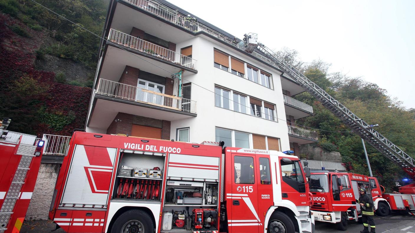 L'intervento dei vigili del fuoco per l'incendio nell'abitazione a Como