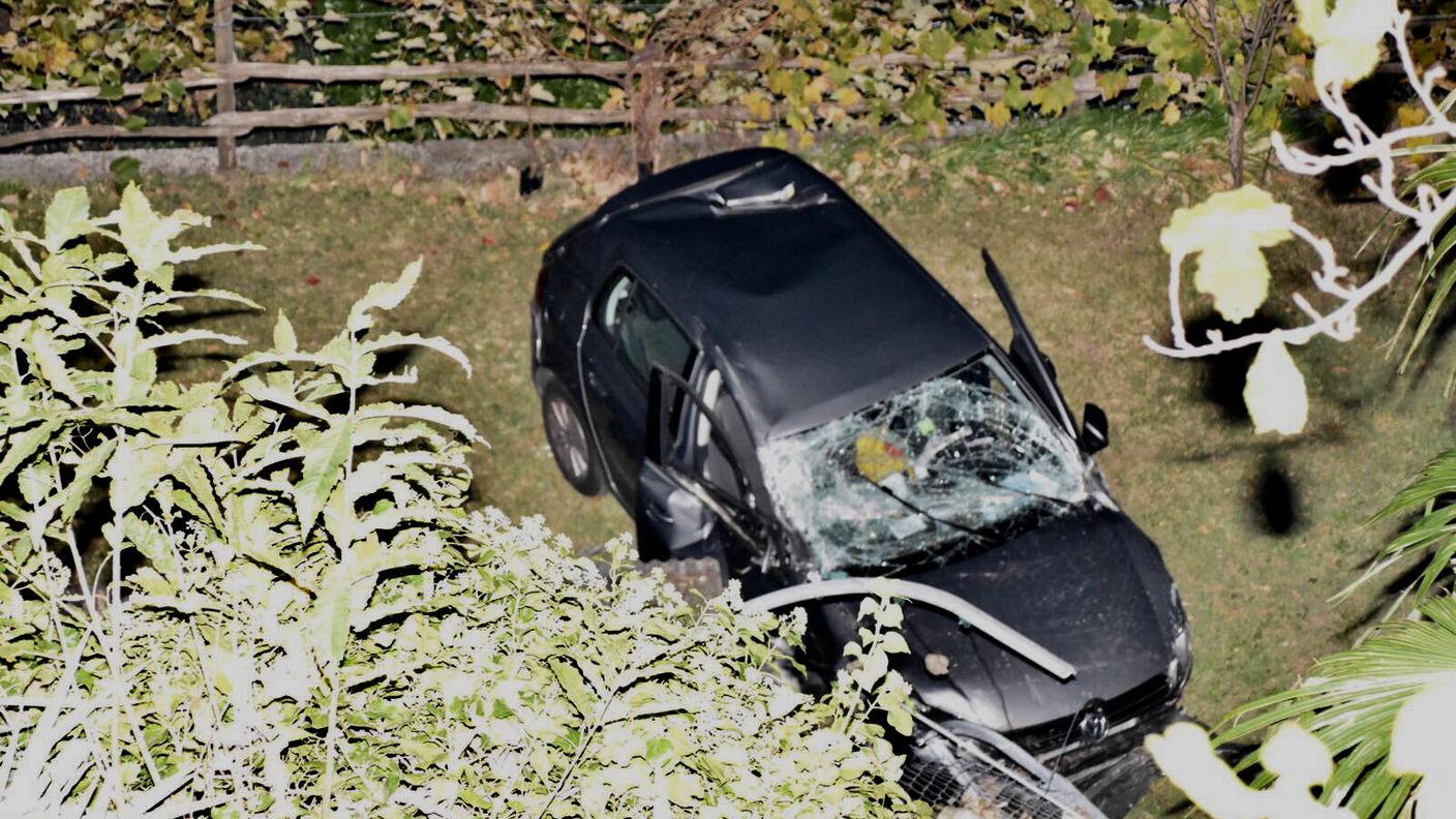 L'auto è atterrata in un giardino
