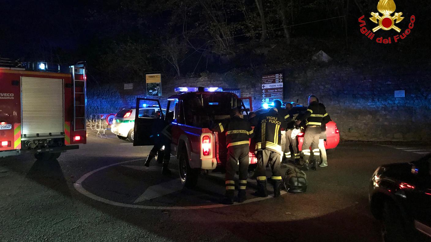 Il propagarsi delle fiamme hanno imposto l'interruzione di una strada