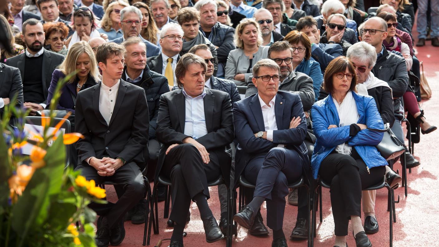 In prima fila il presidente del Consiglio di Stato ticinese Manuele Bertoli