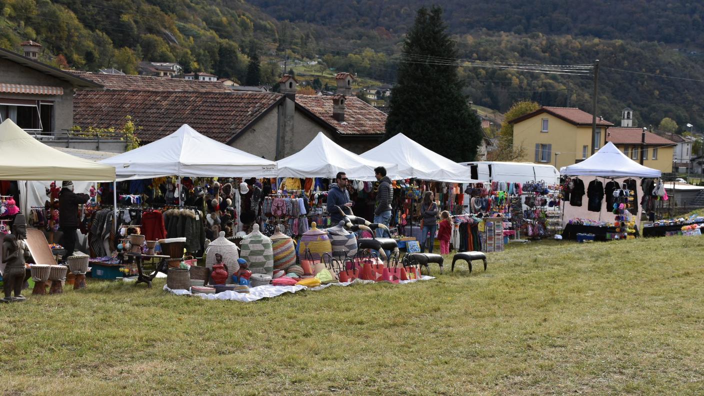 Numerose le bancarelle con le specialità locali